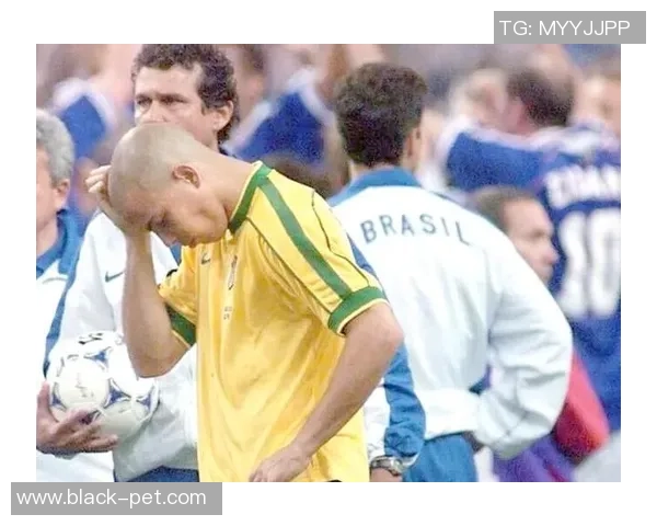 巴西人对足球明星的热爱与追捧展现了他们的文化与激情