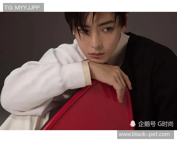 足球明星时尚新宠帽衫搭配展现个性与运动魅力